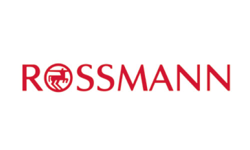 Das Logo von Rossmann zeigt den Markennamen in roten Großbuchstaben mit einer stilisierten Zentaurenfigur in einem roten Kreis links neben dem Text als Symbol für hervorragendes Konditionenmanagement.