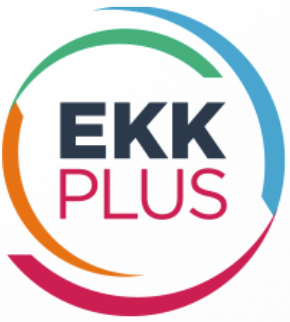 Das EKK PLUS-Logo mit dem fettgedruckten schwarzen Schriftzug „EKK“ und dem roten Schriftzug „PLUS“ in einem kreisförmigen Design aus geschwungenen Linien in Grün, Blau, Orange und Rosa.